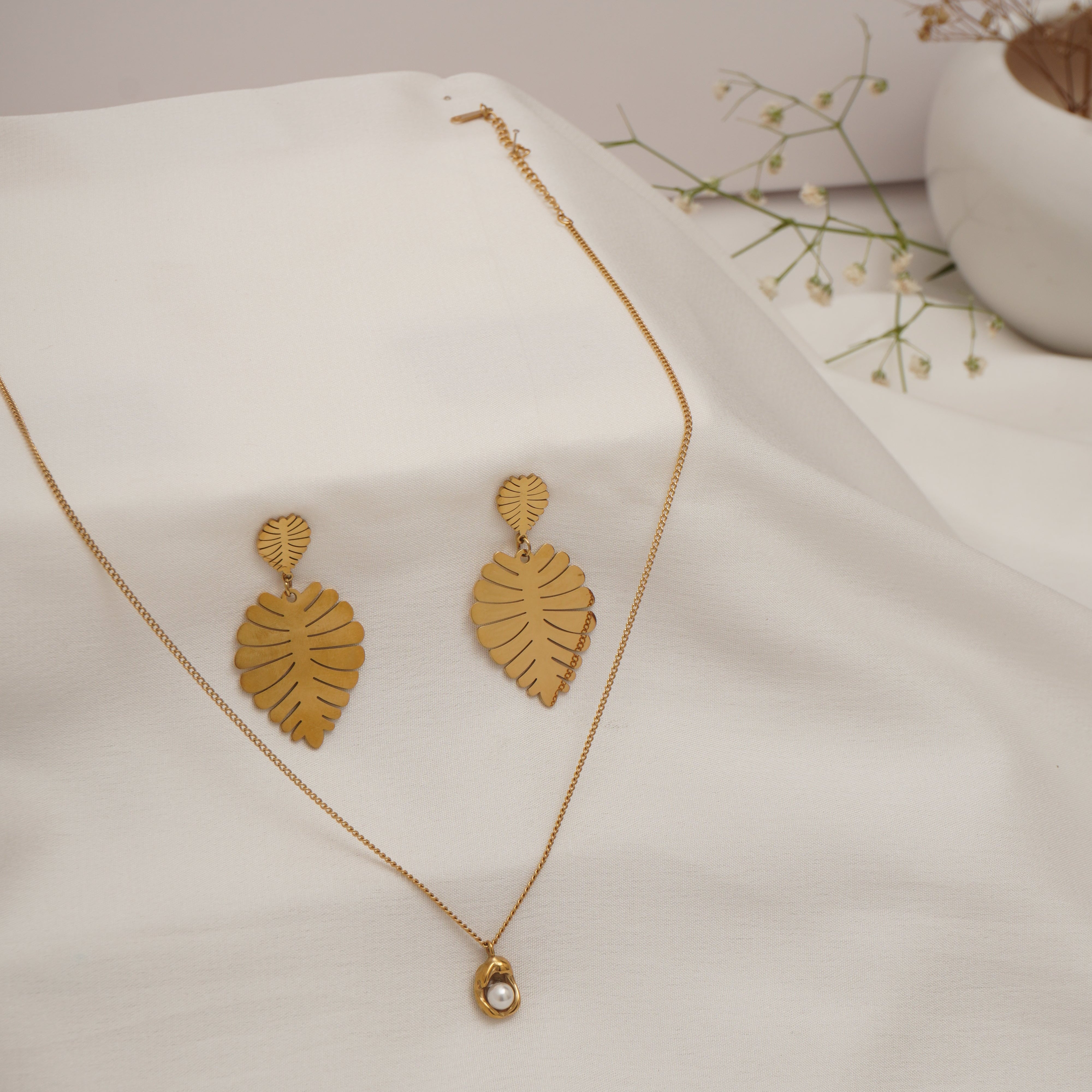 Tropical Luxe Leaves and Classic Pearl Halo Pendant Set
